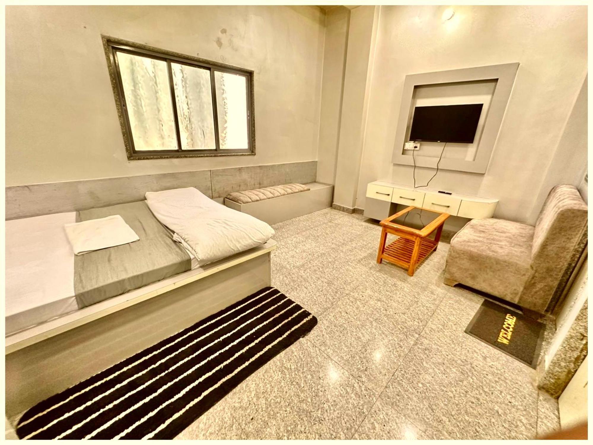 Hotel Prakash Guest House ! Varanasi ! Fully-Air-Conditioned Hotel At Prime Location With Off Site Parking Availability, Near Kashi Vishwanath Temple, And Ganga Ghat — Photos 2